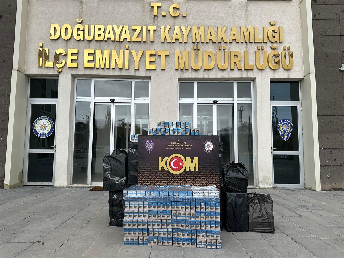 Ağrı'nın Doğubayazıt ilçesinde 10 bin paket gümrük kaçağı sigara ele geçirildi, olaya ilişkin...