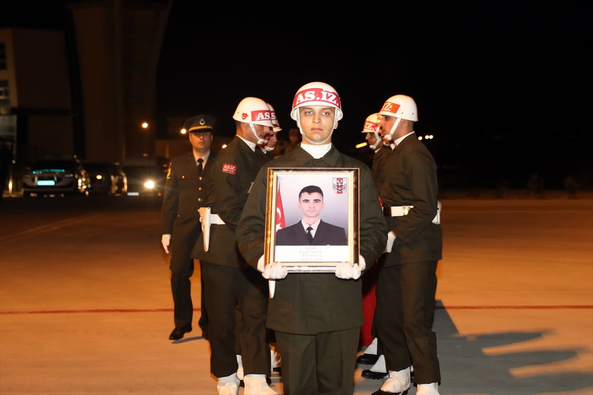Ağrı'nın Doğubayazıt ilçesinde askeri araç kazasında şehit olan uzman çavuş Yusuf Açay, törenle...