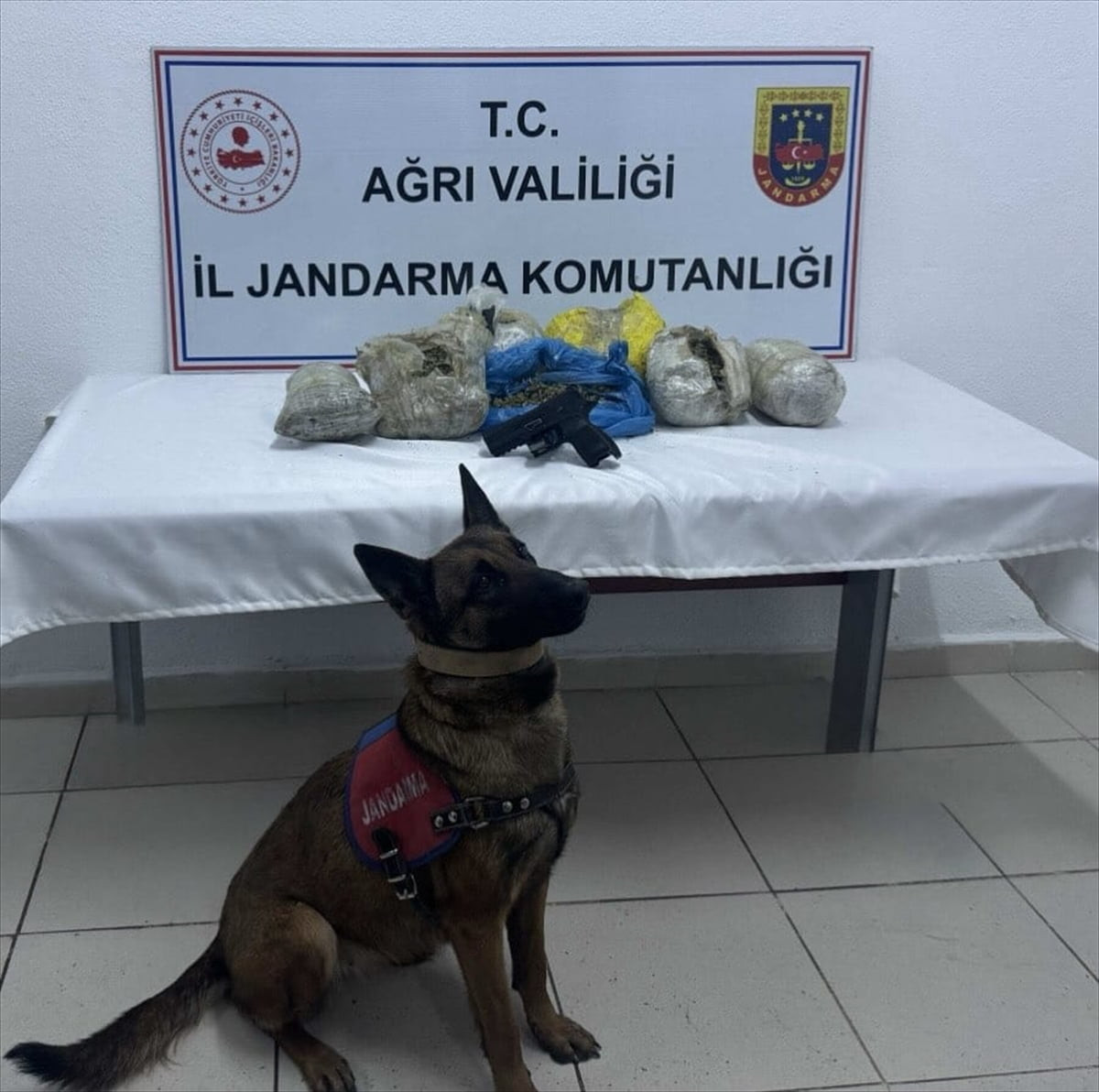 Ağrı'nın Doğubayazıt ilçesinde bir evde 4 kilo 198 gram uyuşturucu ele geçirildi.