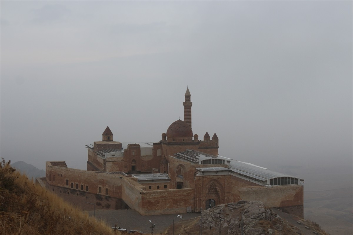 Ağrı'nın Doğubayazıt ilçesinde bulunan tarihi İshak Paşa Sarayı'nın çevresi sisle...