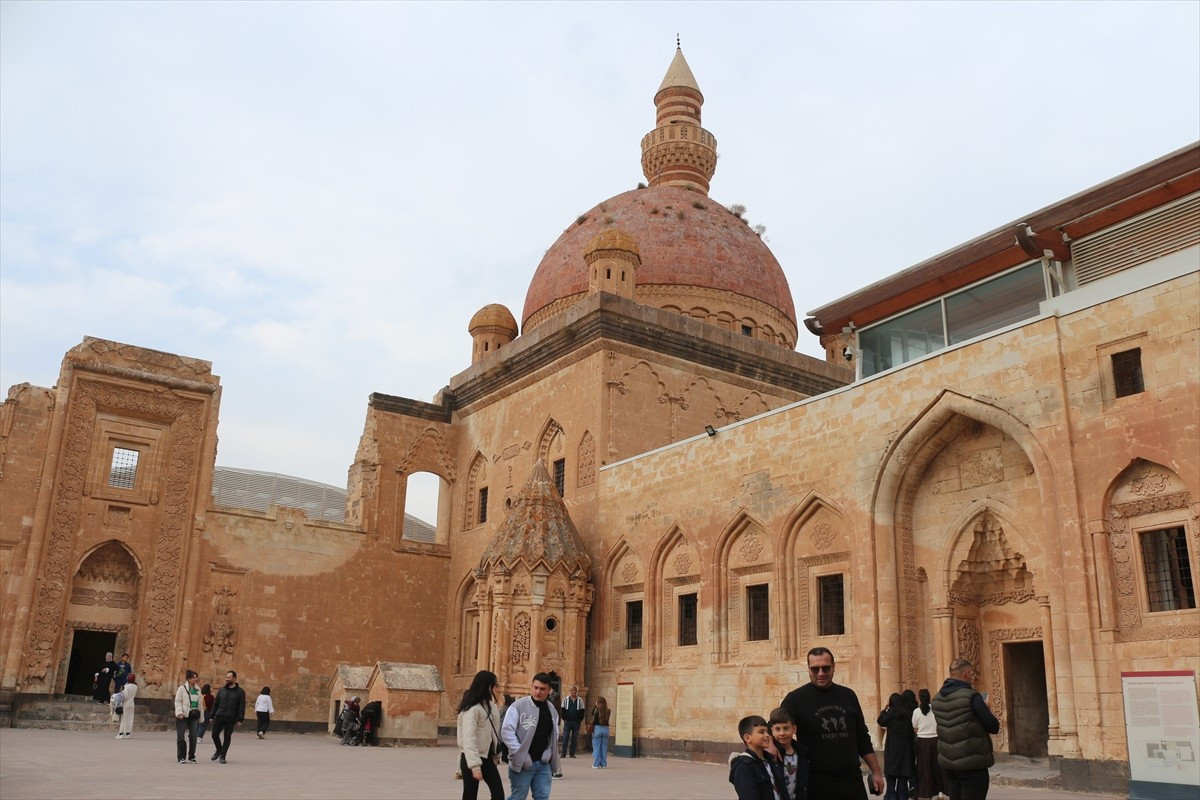 Ağrı'nın Doğubayazıt ilçesinde bulunan UNESCO'nun Dünya Miras Geçici Listesi'nde yer alan İshak...