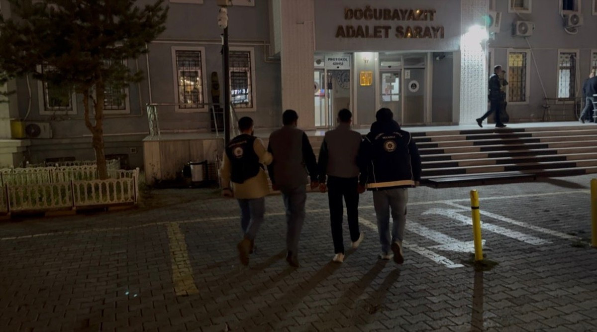 Ağrı'nın Doğubayazıt ilçesinde metruk bir evde 14 düzensiz göçmen yakalandı, olayla ilgili 2 zanlı...