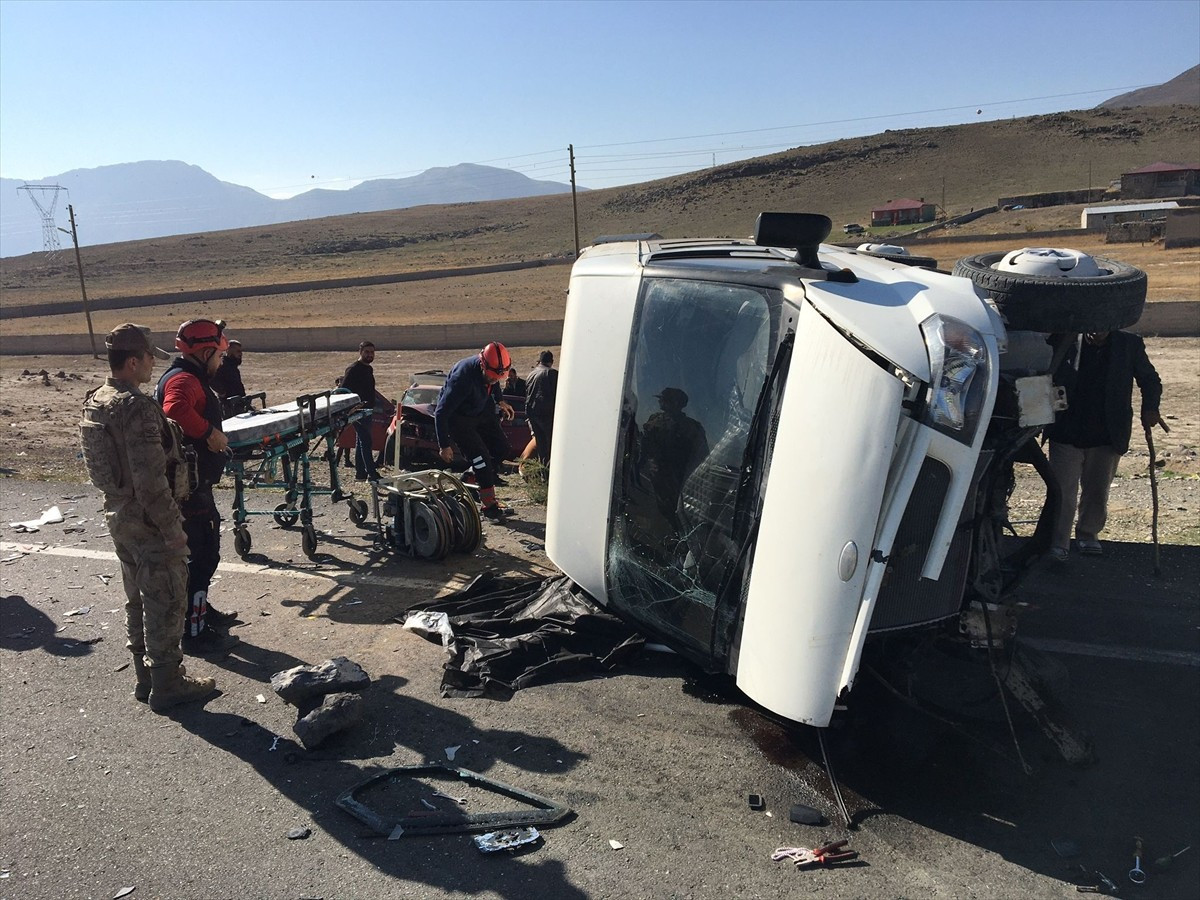Ağrı'nın Doğubayazıt ilçesinde otomobille çarpışan minibüsün sürücüsü öldü, 2 kişi ağır...