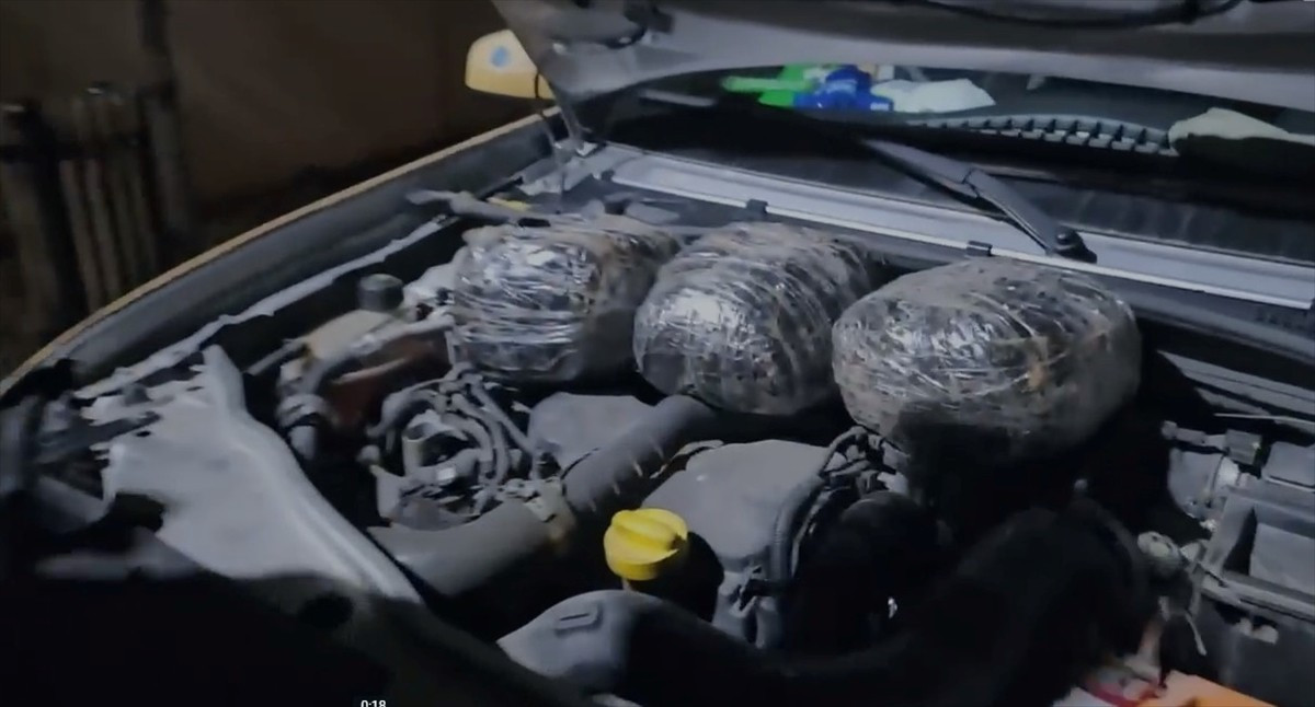 Ağrı'nın Doğubayazıt ilçesinde taksinin kaputuna gizlenmiş 3 kilo 154 gram uyuşturucu ele...