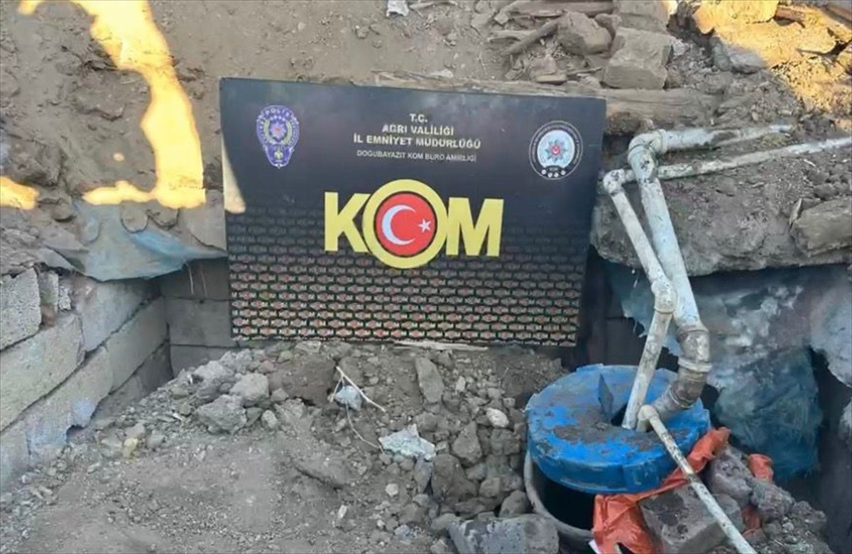 Ağrı'nın Doğubayazıt ilçesinde yer altına gömülü fiber tankta 3 bin 562 litre kaçak motorin ele...
