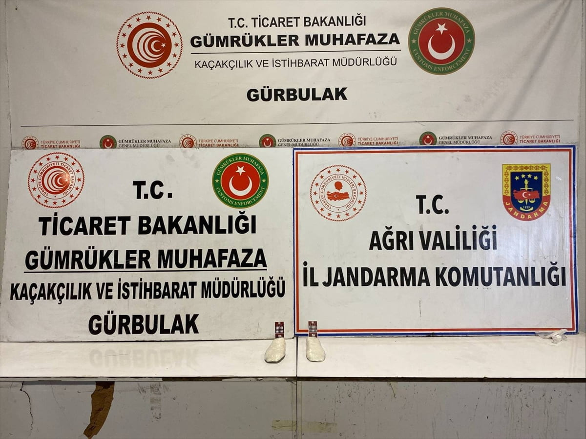 Ağrı'nın Doğubayazıt ilçesindeki Gürbulak Gümrük Kapısı'nda 8 kilo 136 gram uyuşturucu ele...