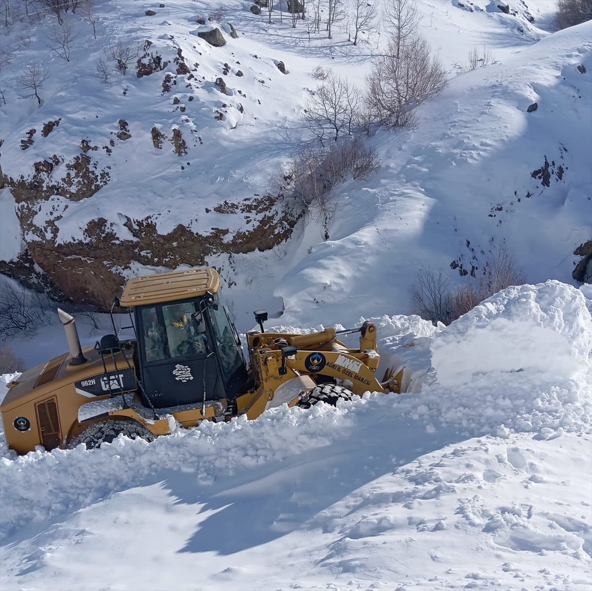 Ağrı'nın Eleşkirt ilçesinde çığ düştüğü için kapanan Hayrangöl köyü yolu, ekiplerin yoğun ve zorlu...