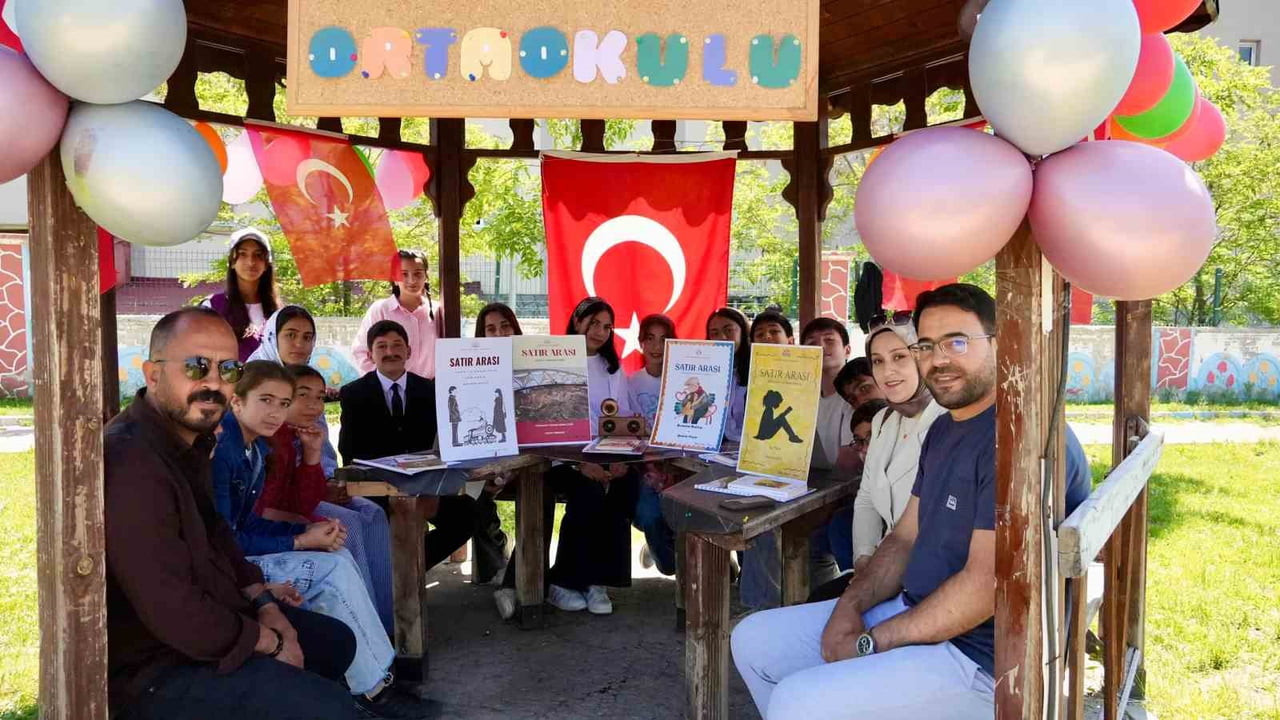 AĞRI'NIN ELEŞKİRT İLÇESİNDE DÜZENLENEN KİTAP ŞENLİĞİ'NDE ÖĞRENCİLER, OKUDUKLARI KİTAPLARI...
