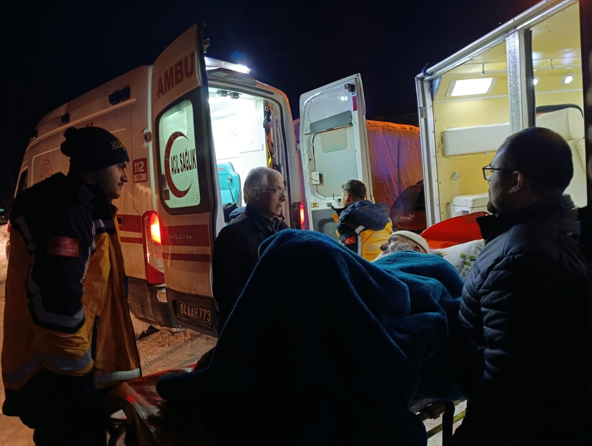 Ağrı'nın Hamur ilçesinde yolu kardan kapanan mezrada rahatsızlanan 77 yaşındaki kişi, ekiplerin...