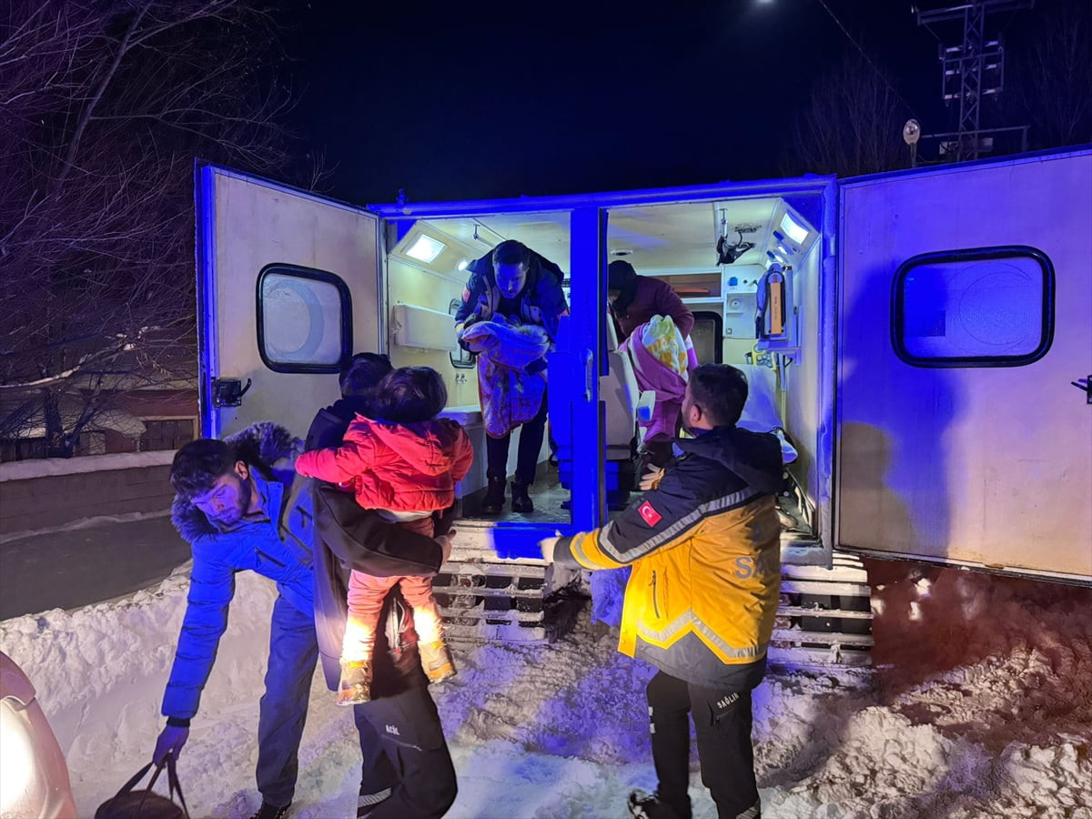 Ağrı'nın Patnos ilçesinde kar nedeniyle yolu kapanan köyde rahatsızlanan 2 çocuk, ekiplerin...