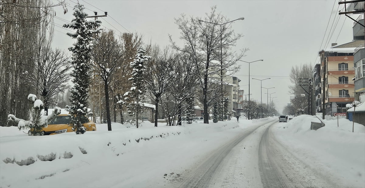 Ağrı'nın Patnos ilçesinde kar ve tipi etkili oluyor. Gece saatlerinden itibaren etkisini artıran...