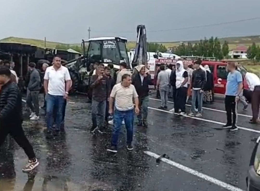 AĞRI'NIN PATNOS İLÇESİNDE TIR, OTOMOBİL VE MOTOSİKLETİN KARIŞTIĞI ZİNCİRLEME TRAFİK KAZASINDA 1...