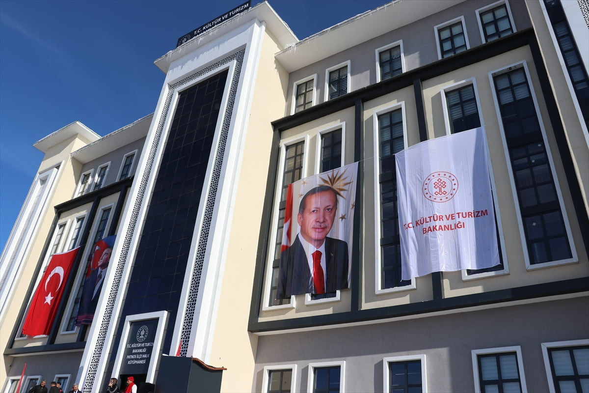 Ağrı'nın Patnos ilçesinde yapımı tamamlanan İlçe Halk Kütüphanesi'nin açılışı için program...