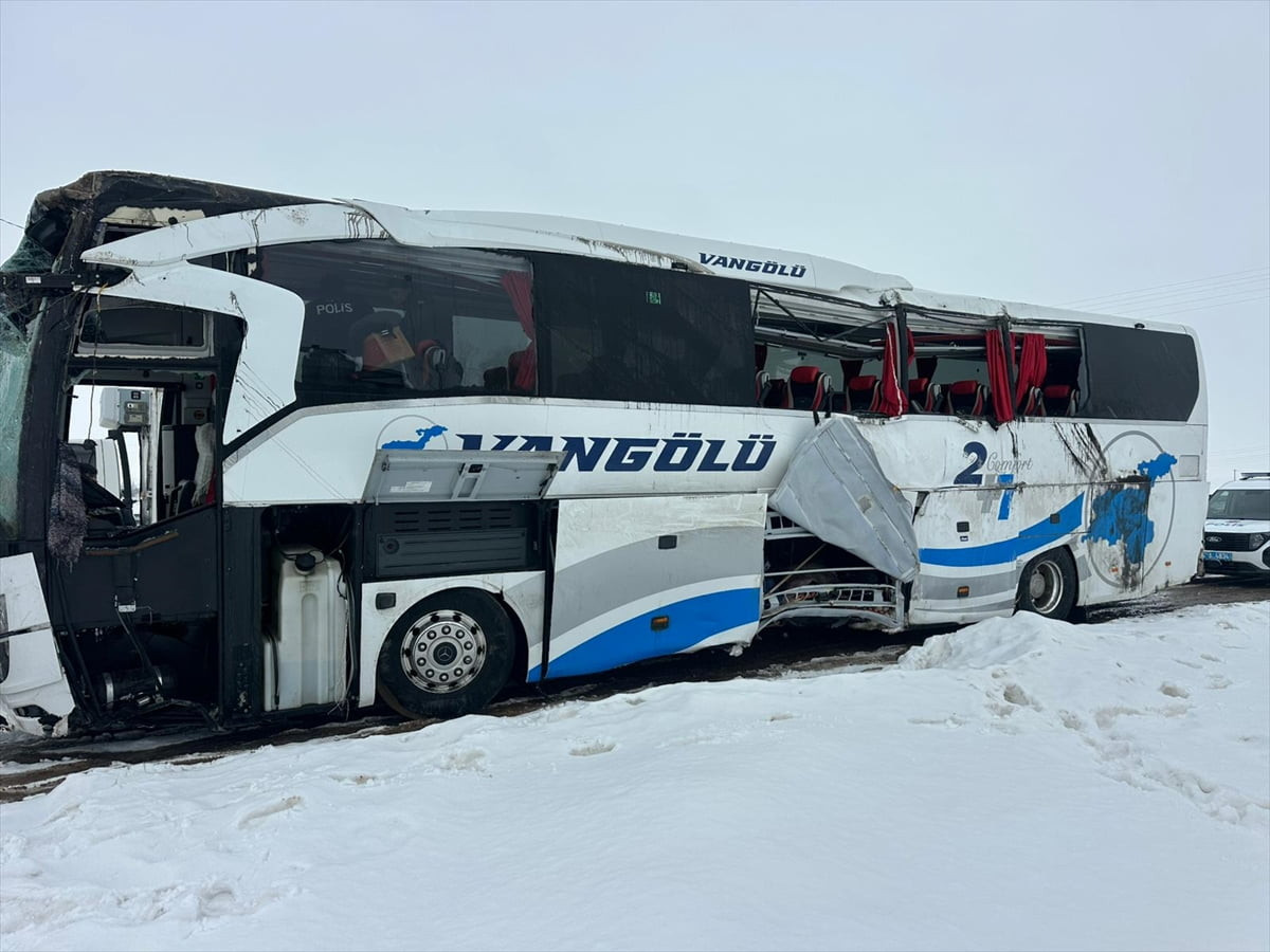 Ağrı'nın Patnos ilçesinde yolcu otobüsünün araziye devrilmesi sonucu 16 kişi yaralandı. Otobüs...