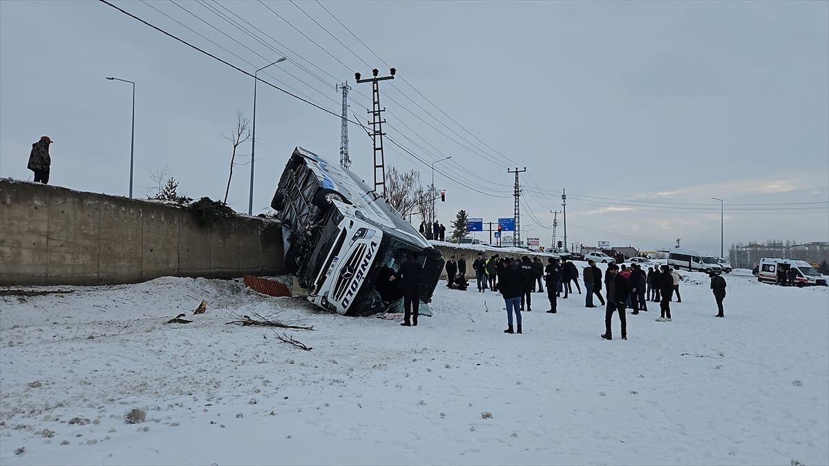 Ağrı'nın Patnos ilçesinde yolcu otobüsünün araziye devrilmesi sonucu ilk belirlemelere göre 16...