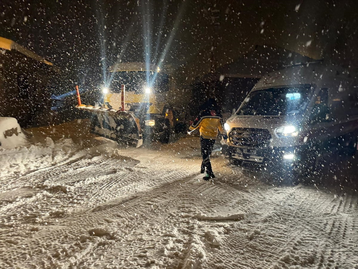 Ağrı'nın Patnos ilçesinde yolu kardan kapanan köyde rahatsızlanan çocuk, ekiplerin zorlu...