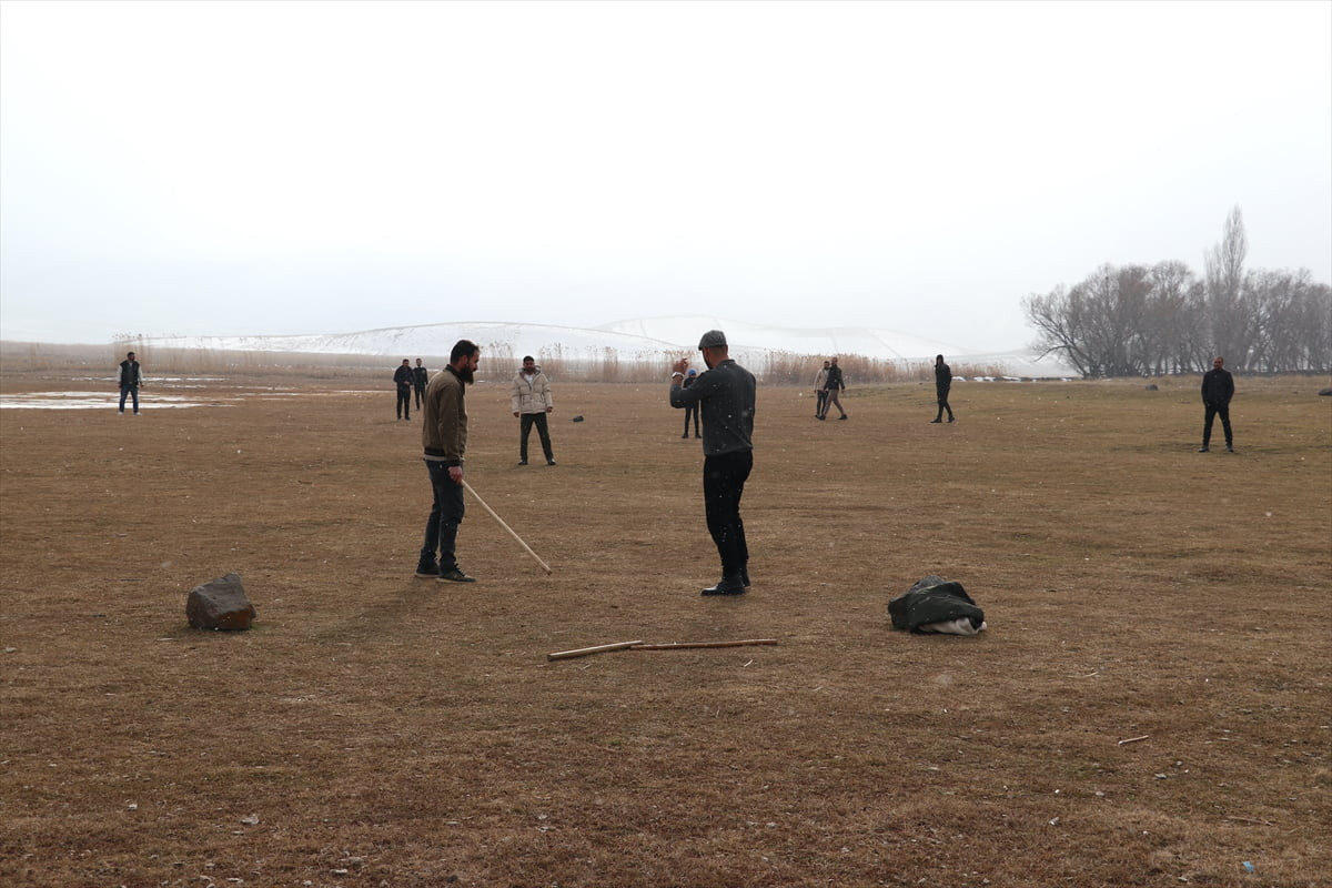 Ağrı'nın Patnos ilçesinin köyünde yaşayan ve yaz aylarında batıdaki illerde çalışan gençler, kışın...