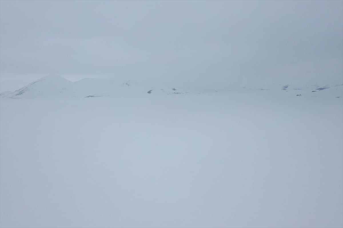 Ağrı'nın Taşlıçay ilçesinde bulunan ve bahar mevsiminde yüzeyi karla kaplı bulunan Balık Gölü...