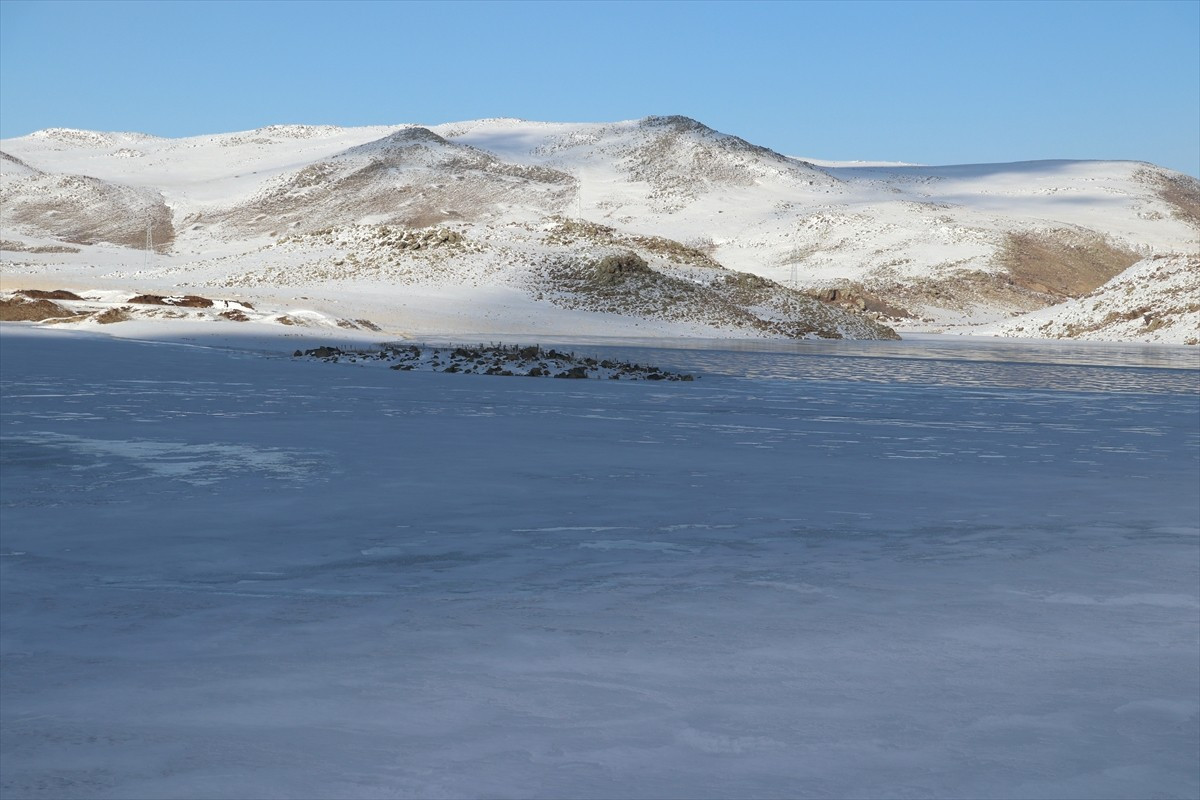 Ağrı'nın Taşlıçay ilçesinde bulunan ve bu yıl su tutmaya başlayan Derecek Barajı'nın yüzeyi...