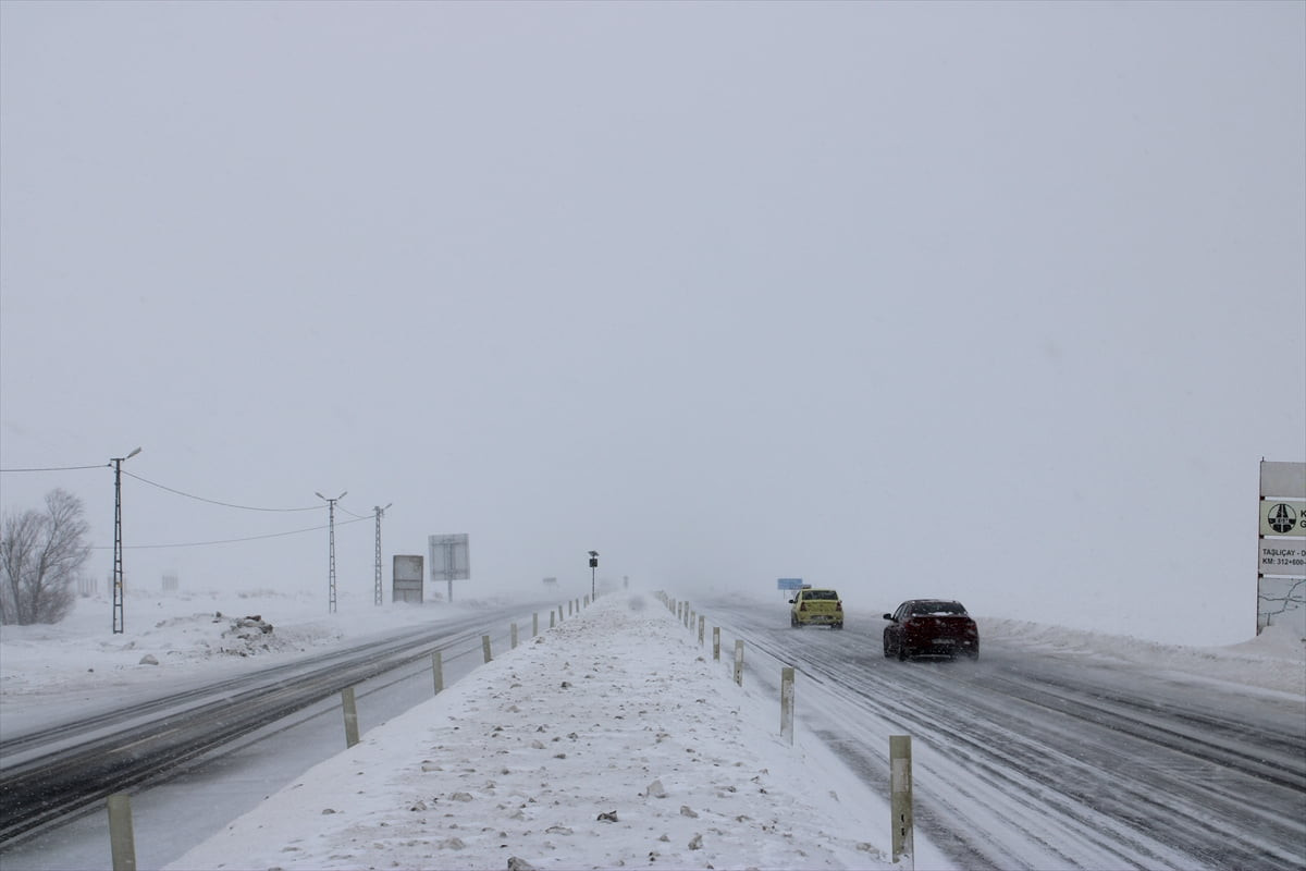 Ağrı'nın Taşlıçay ilçesinde etkili olan tipi ulaşımı olumsuz etkiledi.