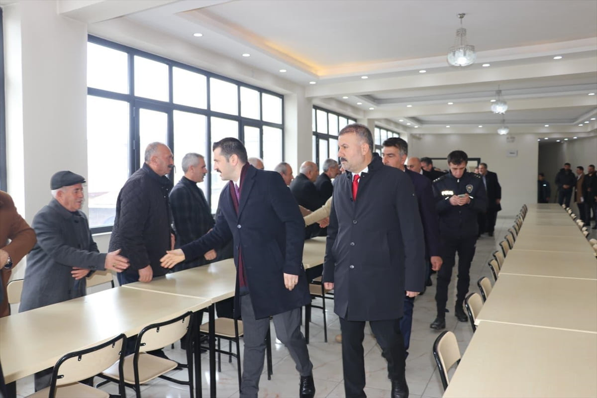 Ağrı'nın Tutak ilçesinde Kaymakam Ahmet Coşkun (sağ 2) ve Belediye Başkanı Fevzi Sayan (sağda)...