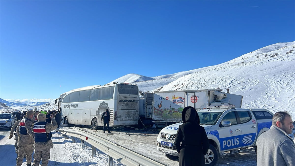Ağrı'nın Tutak ilçesinde yolcu otobüsü ile 3 kamyonetin karıştığı zincirleme trafik kazasında 6...