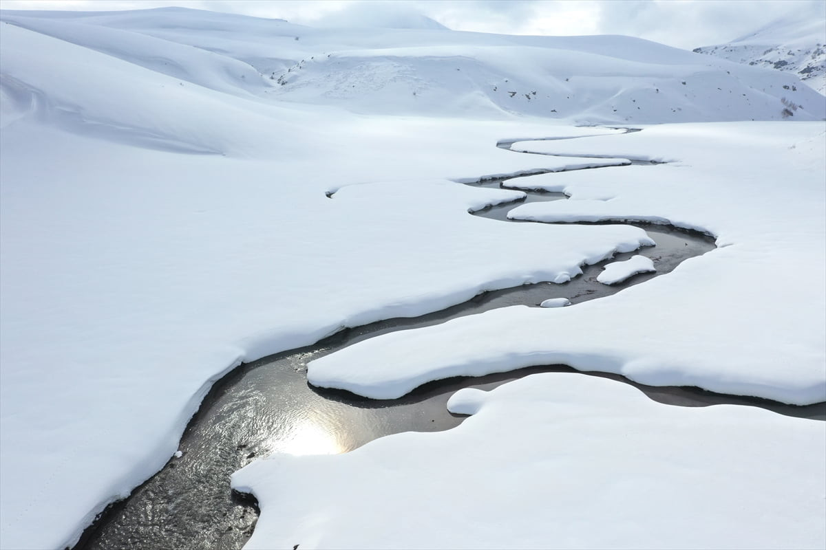 Ağrı'nın yüksek rakımlı köylerinde kilometrelerce uzunluktaki menderesler kar yağışıyla ayrı bir...