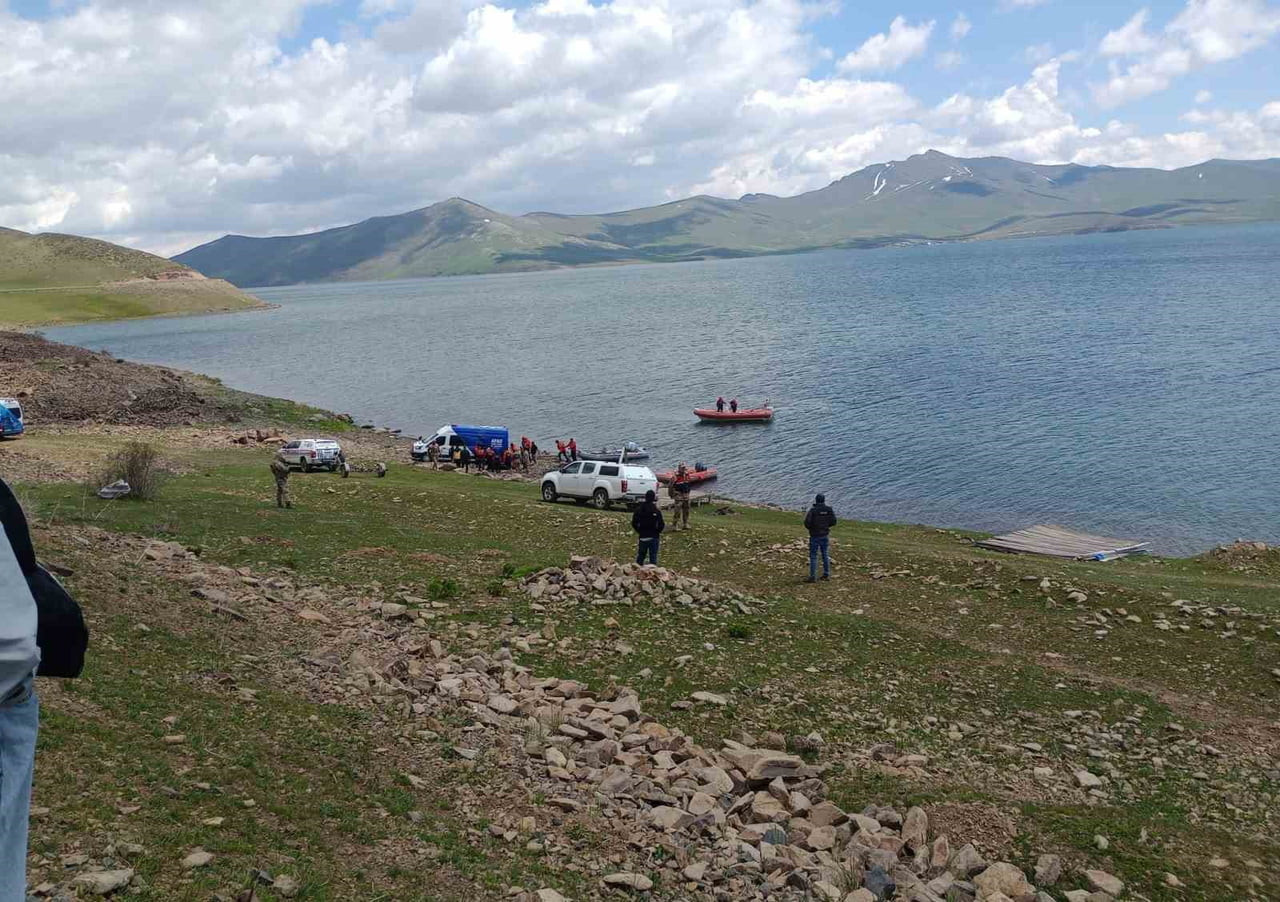 AĞRI’DA BALIKGÖLÜ’NDE KAYBOLAN ŞAHSIN CANSIZ BEDENİNE ULAŞILDI