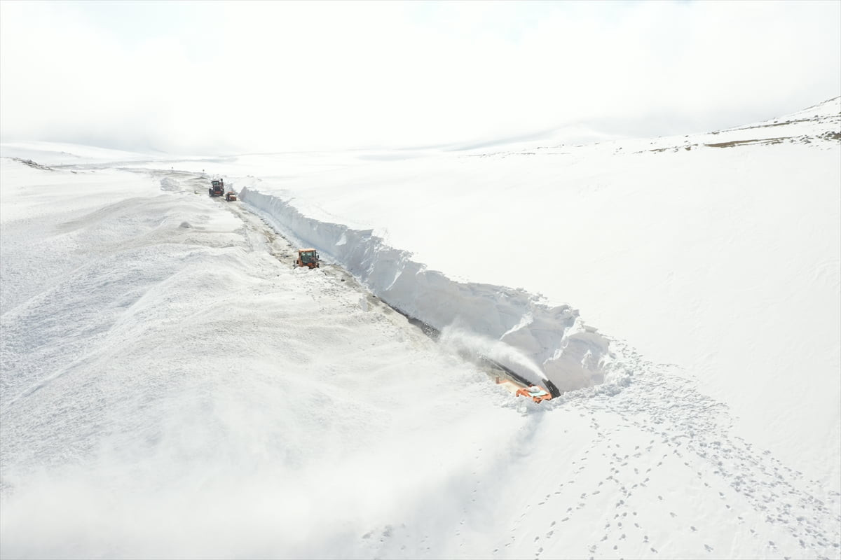 Ağrı’da Karayolları ekipleri, kar kalınlığının 5 metreyi bulduğu Ağrı-Kağızman kara yolunu gece...