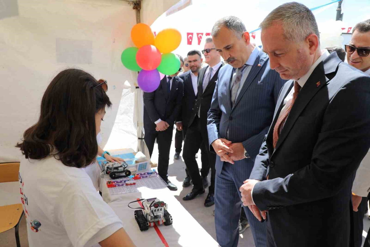 AĞRI’DA "BİLİM DOLU GÜNLER BİLİM ŞENLİĞİ" BAŞLADI