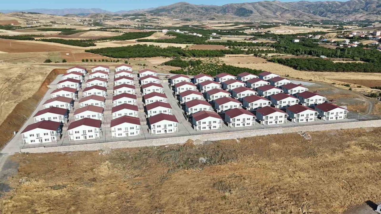 AHBAP DERNEĞİ ‘DEPREMZEDEYE EV’ SÖZÜNÜ TUTMADIMALATYALI DEPREMZEDELER, TOPLANAN MİLYONLARCA...