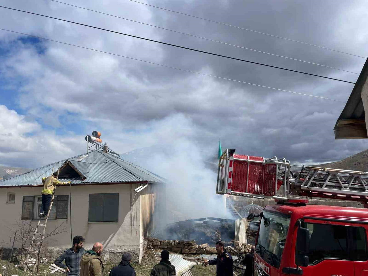 AHIRDA ÇIKAN YANGIN EVE SIÇRAMADAN SÖNDÜRÜLDÜ