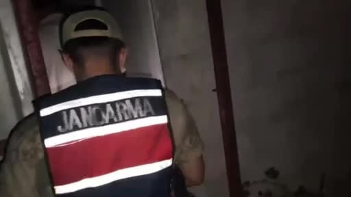 Ahırda saman içinde saklı 2 kilo 422 gram uyuşturucu ele geçirildi