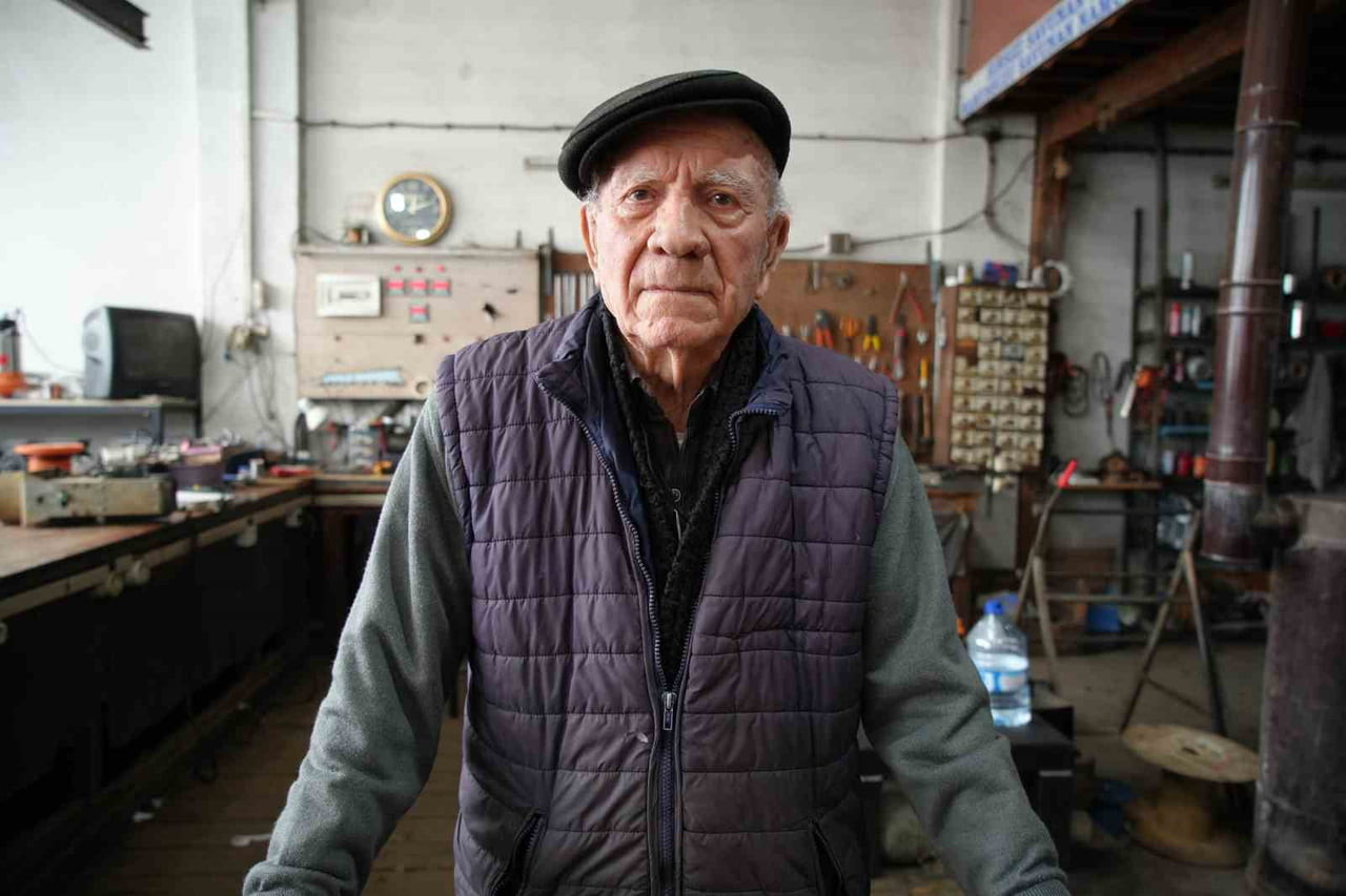 AHMET UYGUNER, 14 YAŞINDA BAŞLADIĞI OTO ELEKTRİK MESLEĞİNİ YAKLAŞIK 74 YILDIR SÜRDÜRÜYOR