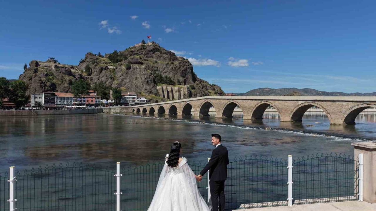 AHMET VE SEMA ÇAKAL ÇİFTİ, DÜĞÜN ÖNCESİ DIŞ ÇEKİM FOTOĞRAFLARINI İLÇENİN TARİHİ VE DOĞAL...