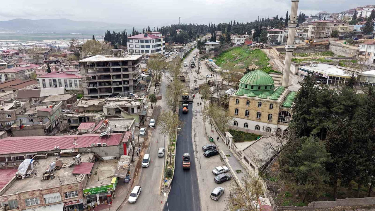 AHRAMANMARAŞ'TA YOL YENİLEME VE ASFALT ÇALIŞMALARI BELEDİYE EKİPLERİNCE SÜRDÜRÜLÜYOR
