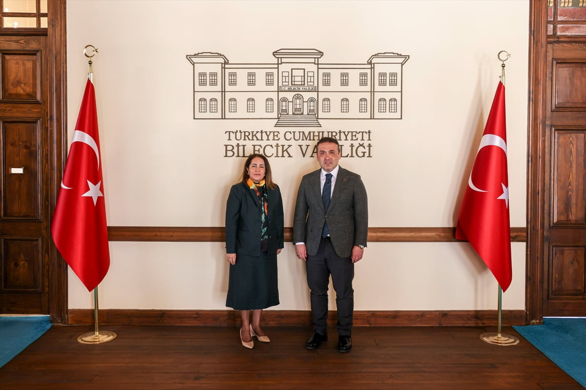 Aile ve Sosyal Hizmetler Bakan Yardımcısı Sevim Sayım Madak (solda), Bilecik Valiliğine ziyarette...