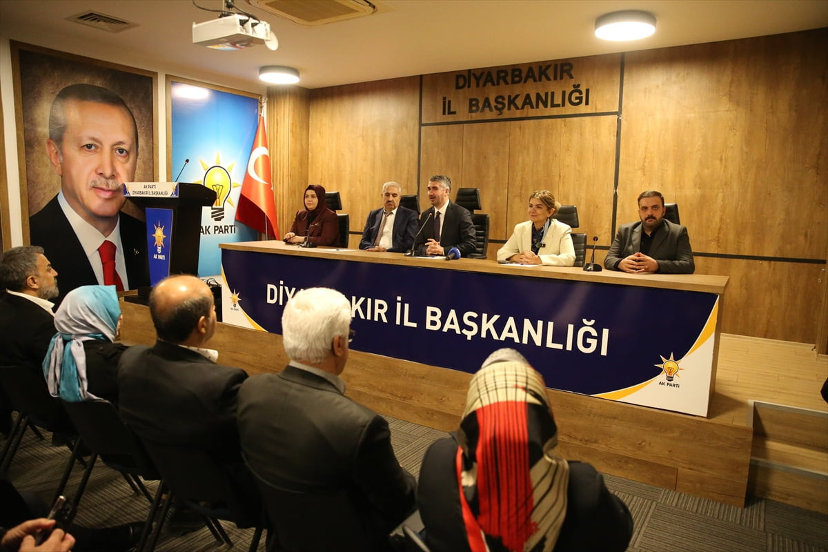 Aile ve Sosyal Hizmetler Bakan Yardımcısı Zafer Tarıkdaroğlu (sağ 3), çeşitli temaslarda bulunmak...