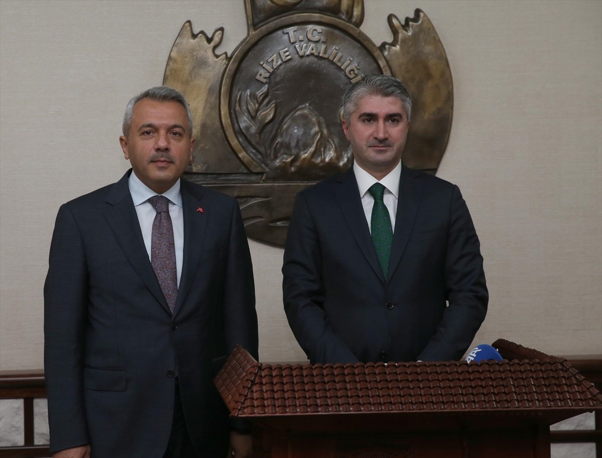 Aile ve Sosyal Hizmetler Bakan Yardımcısı Zafer Tarıkdaroğlu (sağda), Rize'deki programı...