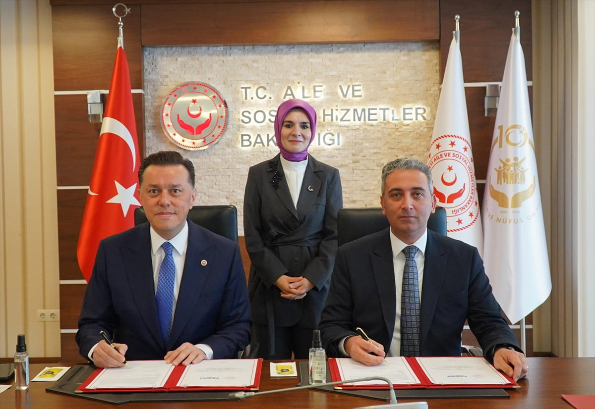 Aile ve Sosyal Hizmetler Bakanı Mahinur Özdemir Göktaş, AK Parti Eskişehir Milletvekili İdris Nebi...