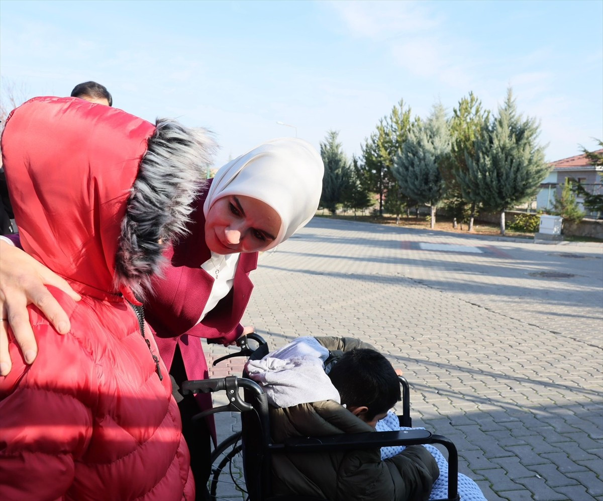 Aile ve Sosyal Hizmetler Bakanı Mahinur Özdemir Göktaş, Ankara'da amcasının yanında uygun olmayan...