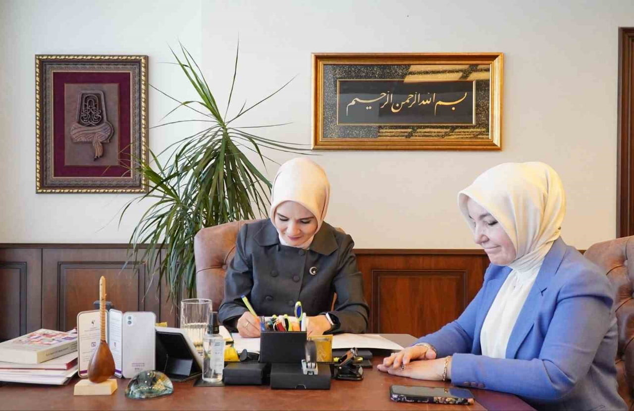 AİLE VE SOSYAL HİZMETLER BAKANI MAHİNUR ÖZDEMİR GÖKTAŞ, DARÜLACEZE BAŞKANI ESRA CECELİ İSLAM İLE...