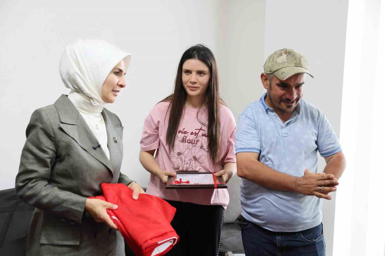 AİLE VE SOSYAL HİZMETLER BAKANI MAHİNUR ÖZDEMİR GÖKTAŞ, ERZİNCAN'DA ANNE VE BABALARINI...