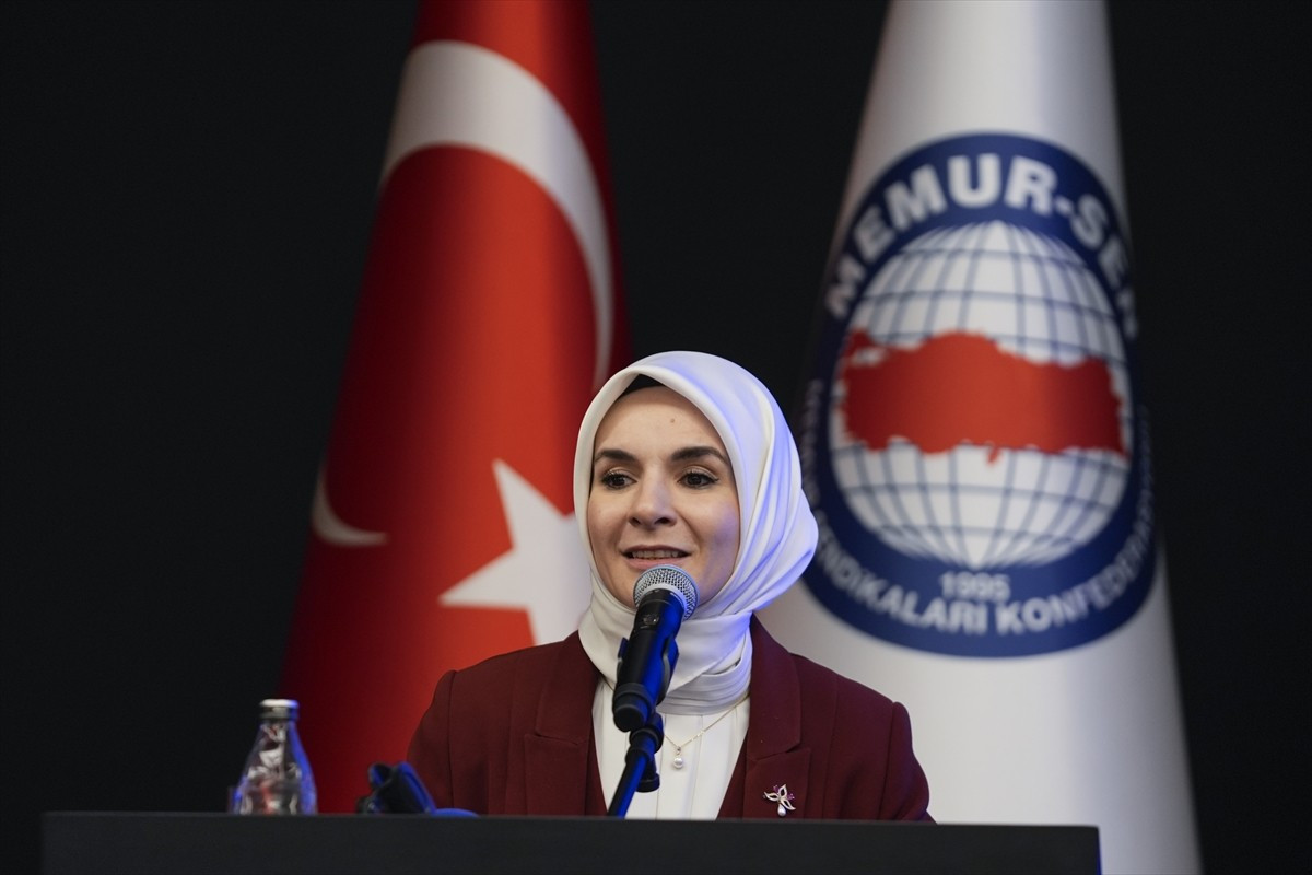 Aile ve Sosyal Hizmetler Bakanı Mahinur Özdemir Göktaş, Memur-Sen tarafından sendika genel...