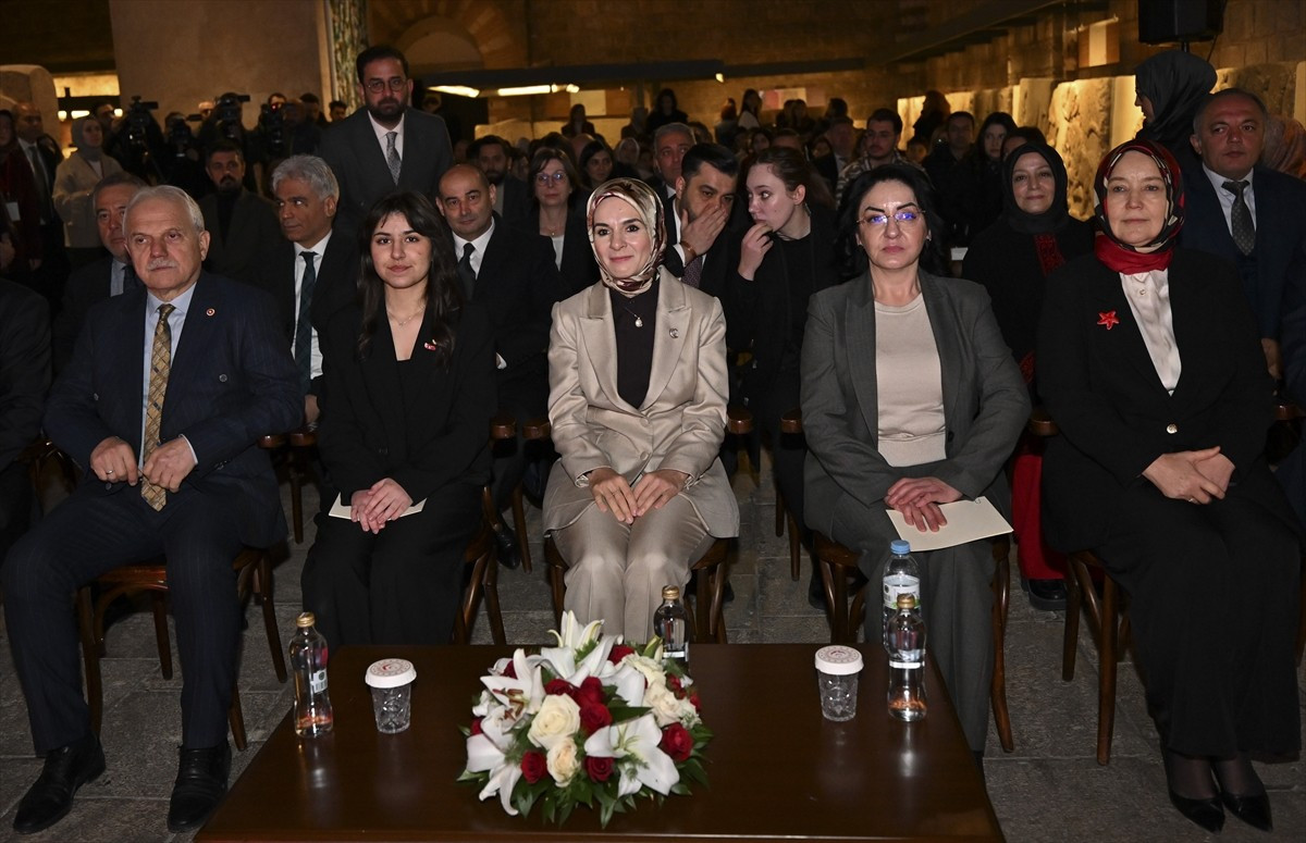 Aile ve Sosyal Hizmetler Bakanı Mahinur Özdemir Göktaş (ortada), Anadolu Medeniyetleri Müzesi'nde...