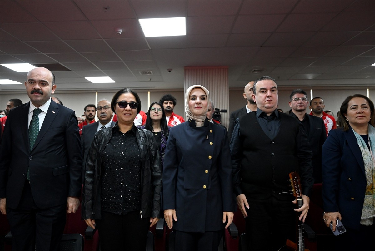 Aile ve Sosyal Hizmetler Bakanı Mahinur Özdemir Göktaş (ortada), Bakanlıkta düzenlenen "Engelsiz...