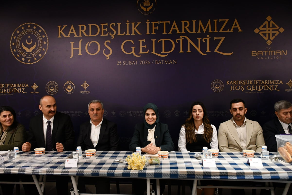 Aile ve Sosyal Hizmetler Bakanı Mahinur Özdemir Göktaş (ortada), Batman'da "Kardeşlik Soframız...