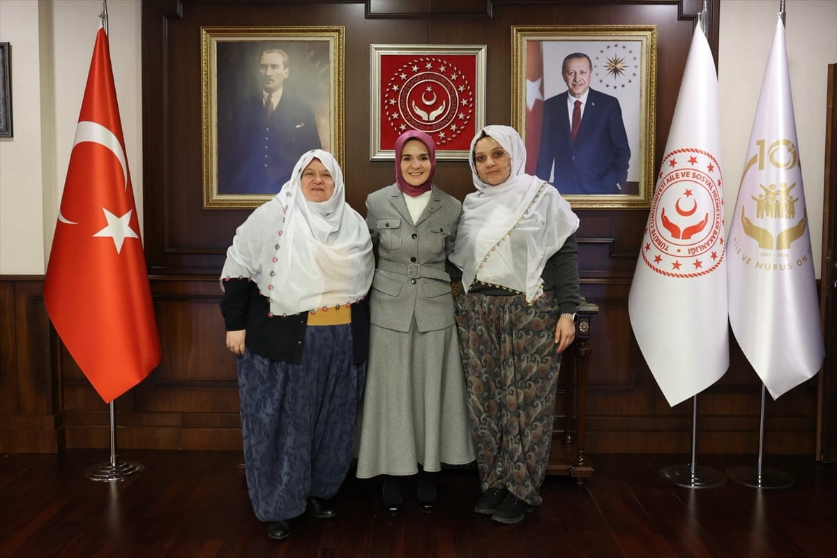 Aile ve Sosyal Hizmetler Bakanı Mahinur Özdemir Göktaş (ortada), Eskişehir'in Mihalgazi Belediye...