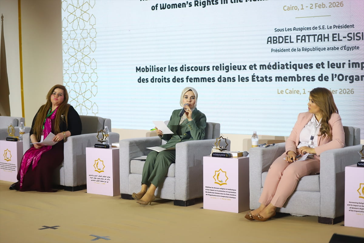 Aile ve Sosyal Hizmetler Bakanı Mahinur Özdemir Göktaş (ortada), İslam İşbirliği Teşkilatı (İİT)...