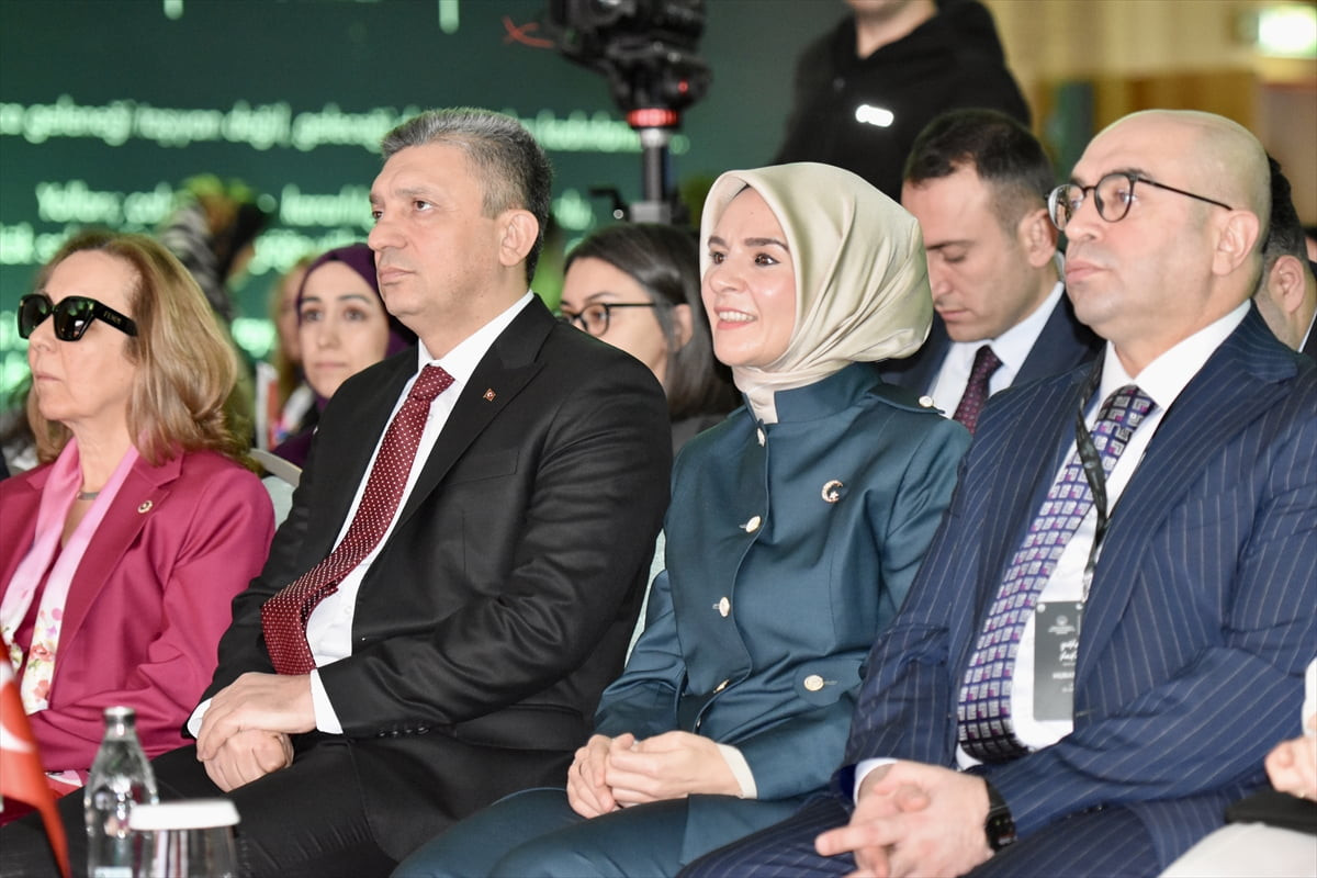 Aile ve Sosyal Hizmetler Bakanı Mahinur Özdemir Göktaş (sağ 2), TBMM Anayasa Komisyonu Başkanı ve...